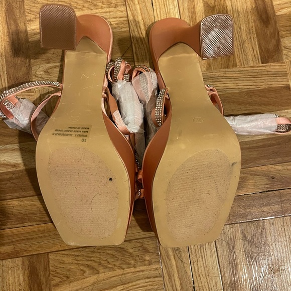 Never worn heels - Picture 3 of 4